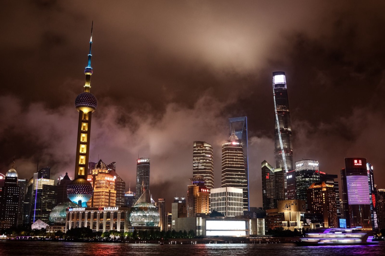 上海陆家嘴夜景——利率收紧的夜里，风险资产承受三重压制